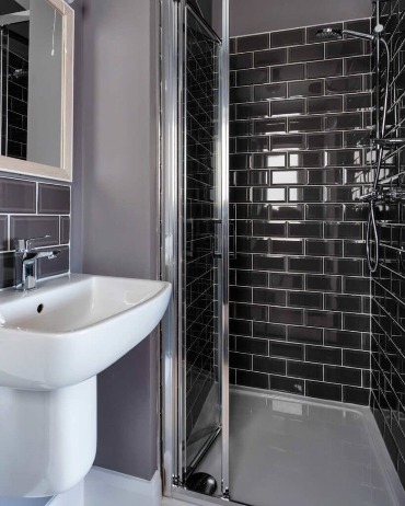 Photo of an ensuite bathroom